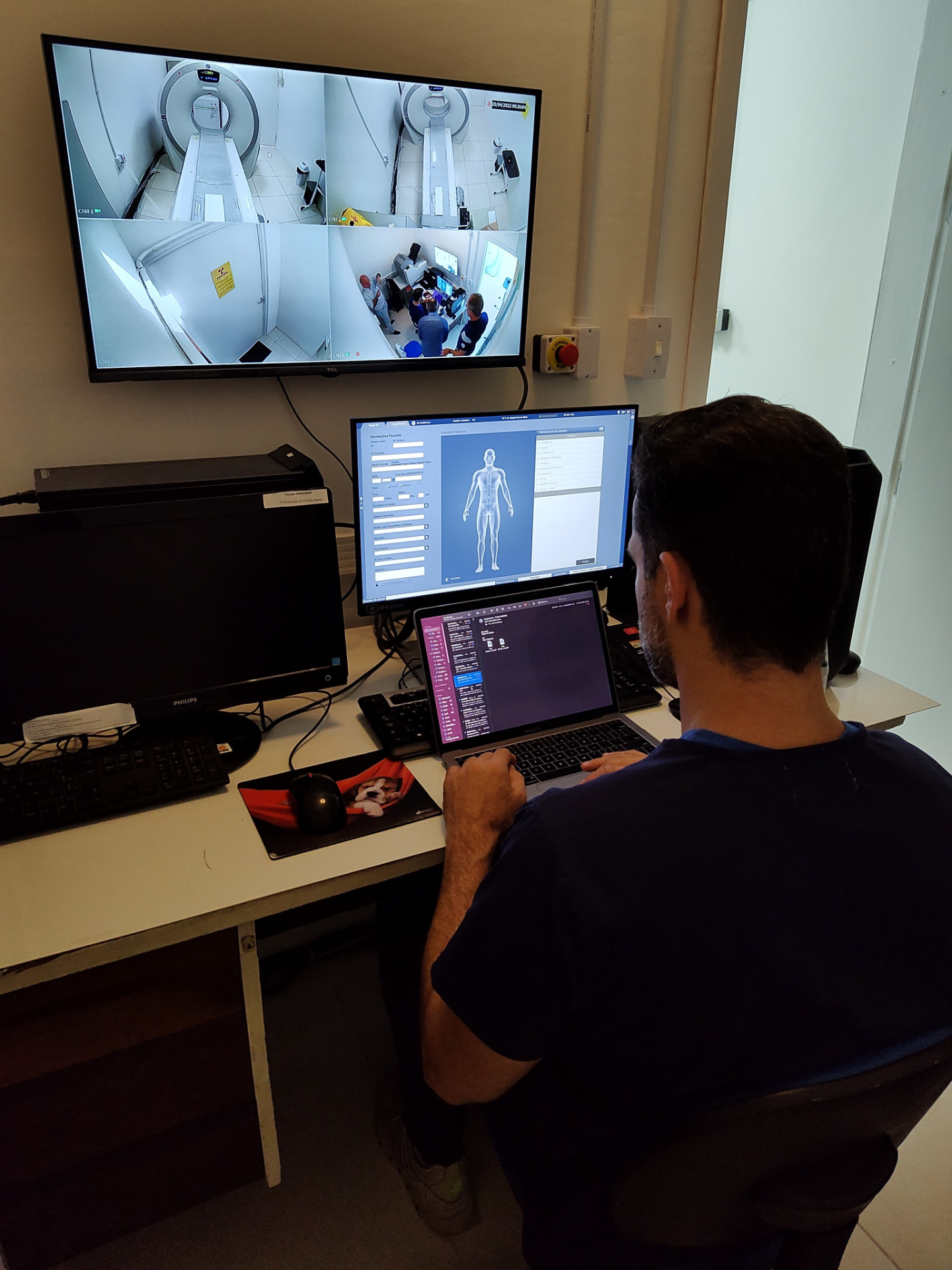 Médico veterinário da Imaginar analisando exames de tomografia em múltiplos monitores, em Porto Alegre